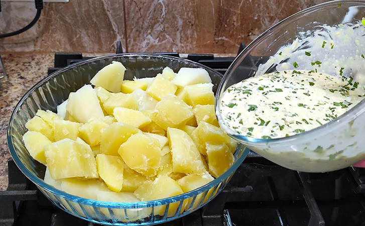 Не жарьте картошку, а добавьте заправку: невероятно вкусно и подходит ко всему