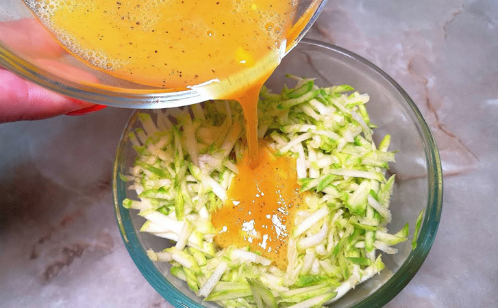 Просто натерли кабачки и добавляем яйца: будет настолько вкусно, что попросят повторять каждый день