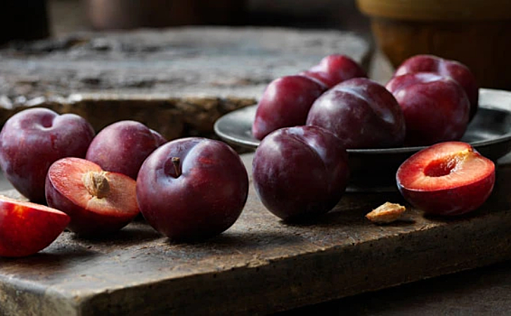 Сливовый пирог за 10 минут. Проще рецепта не придумать