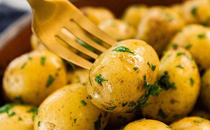 Делаем молодую картошку еще вкуснее: ароматная, с чесноком, маслом и укропом