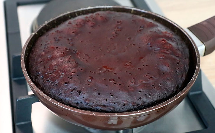 Бюджетный шоколадный пирог на сковороде: без яиц, молока и даже миксера. Подготовка требует 5 минут