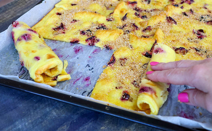Лист теста и немного сливы. Этого достаточно для вкуснейшего десерта