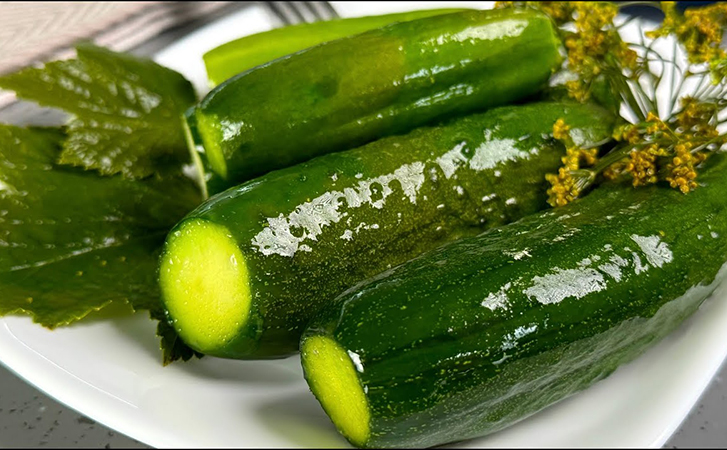 Малосольные огурцы по-быстрому: хрустят как из бочки, а доходят всего за сутки