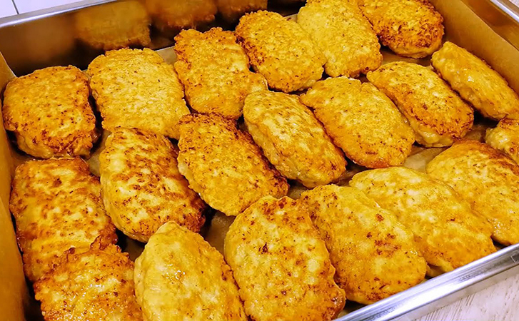 Готовим сразу на неделю: самые сочные котлеты в духовке, с которыми не надо стоять у плиты