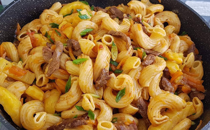 Макароны с мясной поджаркой и овощами: простой и вкусный ужин когда нет времени