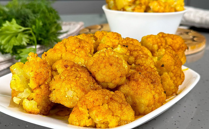 Цветную капусту полюбят и дети: добавляем вкуса панировкой и чесночным соусом