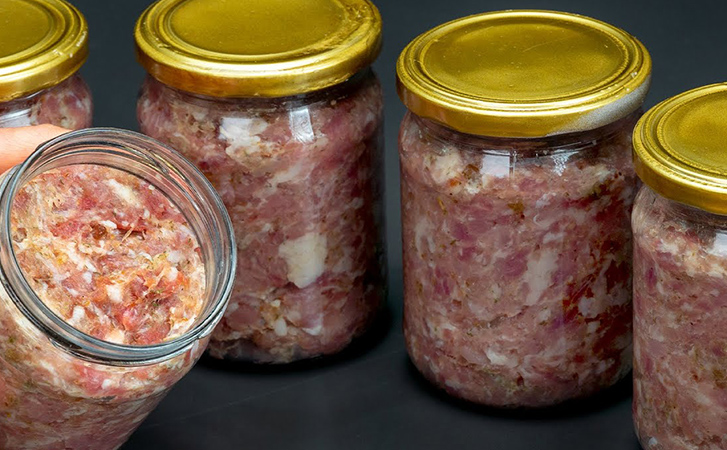 Берем недорогое мясо и делаем домашнюю колбасу прямо в банке