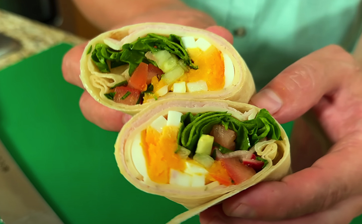 Вкусный ужин за 15 минут, когда лень готовить: свернули все в лаваш и подаем