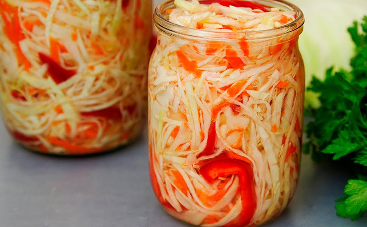 Маринованная капуста за сутки. Бочковый хруст, хотя делали просто в банке