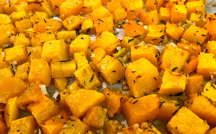 Как вкусно запечь тыкву, чтобы добавки просили даже дети: с чесноком и ароматными травами