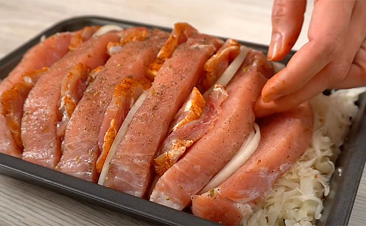 Добавляем запеченному мясу сок. Используем сало, чтобы оно пропитало куски