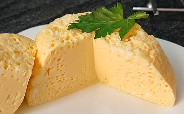 Теперь у нас всегда получается высокий омлет: нужно всего 2 ингредиента