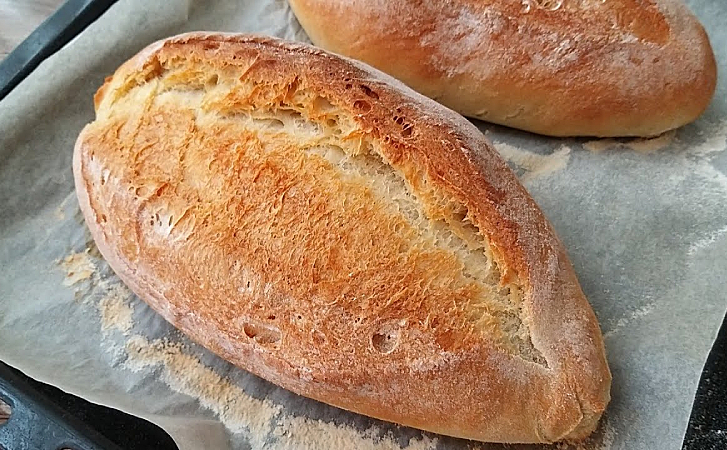 Доводим тесто для выпечки хлеба в чашке воды. Результат нежный внутри и с корочкой