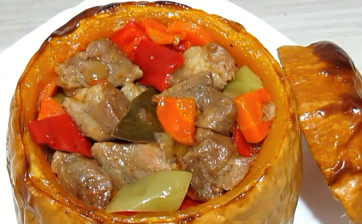 Превращаем тыкву в посуду для рагу и готовим прямо внутри. Получается волшебно