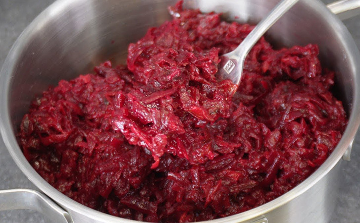 Свекольная икра-выручайка: готовим кастрюлю сразу, можно подать и салатом, и гарниром, и просто мазать на хлеб