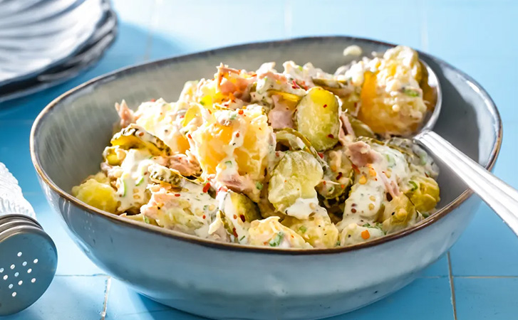 Легкий салат заменит целый ужин: в основе лишь банка горошка и немного тунца