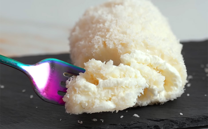 Просто нагрейте молоко и получите почти Рафаэлло. Очень простой рецепт