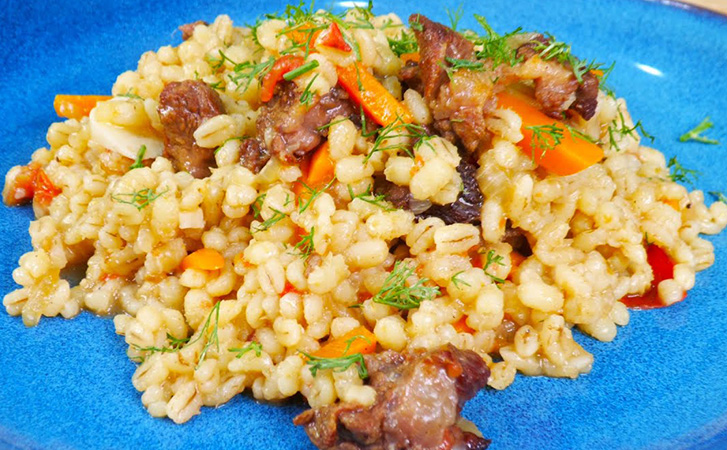 Перловка по-кремлевски. Не уступит настоящему мясному рагу, хотя готовится намного проще