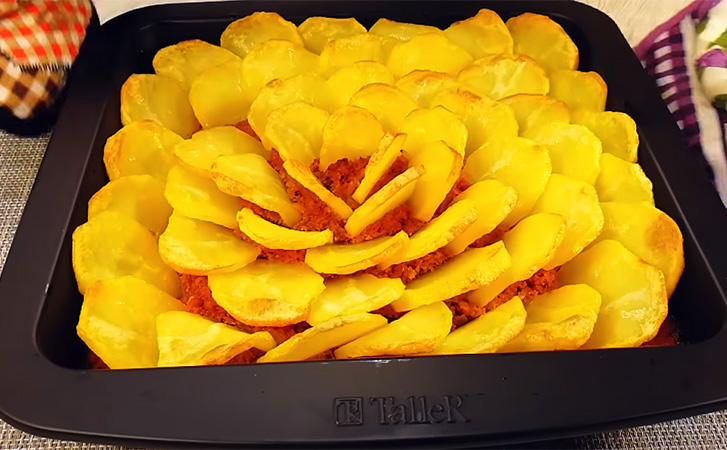 Ставим на стол цветок из картошки: придумали заново мясо по-французски и удивили всех