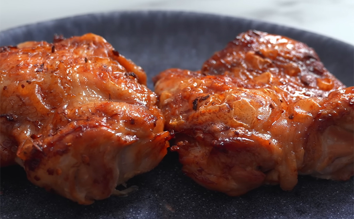 Самые сочные куриные бедрышки с хрустящей корочкой: ароматное мясо распадается прямо под вилкой