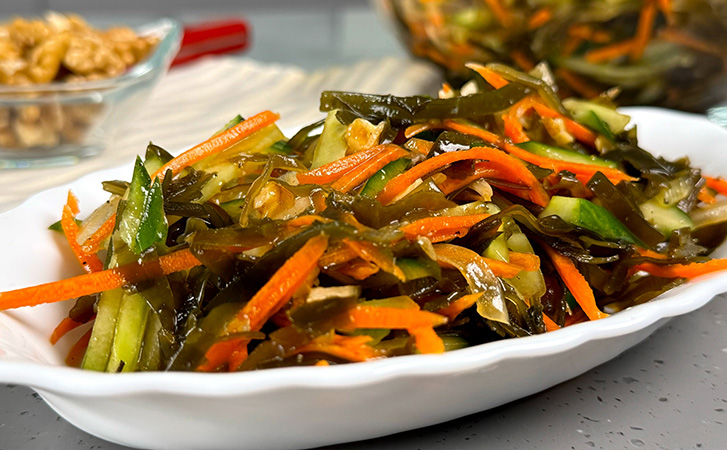 Закусочный «Сахалинский» салат: почти без затрат и никаких вредных заправок