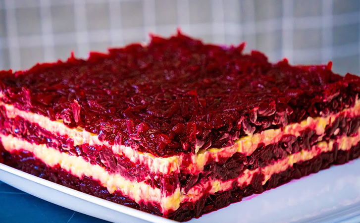 Селедку под шубой сразу забудете: этот салат из свеклы готовится 5 минут, а разбирают его еще быстрее