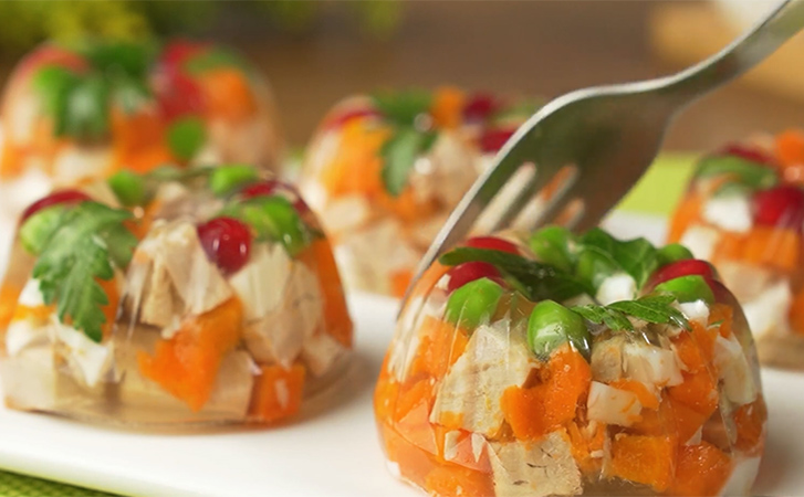 Делаем заливное не целиком, а порциями. Удобно подавать гостям и есть