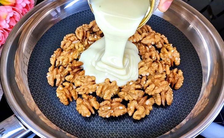 Смешайте орехи и немного сгущенки. Даже кондитеры не знают этот хитрый рецепт конфет