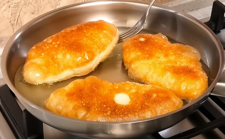 Пузырчатые пирожки как продавали в советских столовых: весь секрет в ложке соды