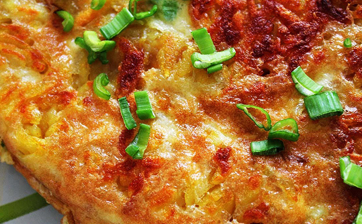 Быстрый пирог на сковороде на каждый день. Теста нет, вместо него в основе картофель