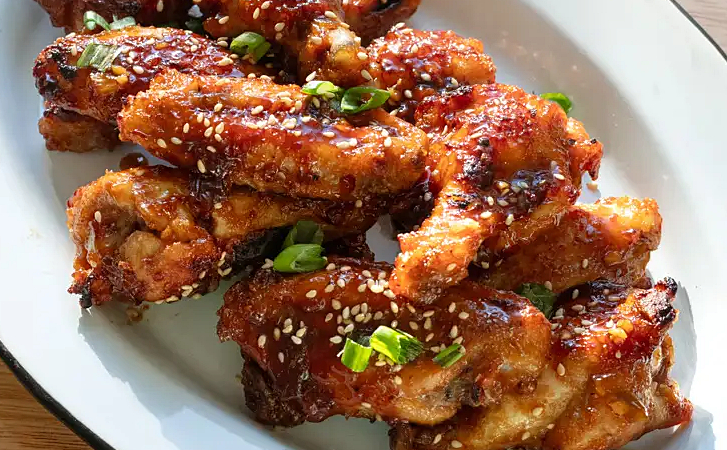 Готовим куриные крылышки в особом чесночном маринаде. Вкус пропитывает даже тонкие косточки