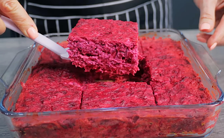 Добавляем тертую свеклу в запеканку из творога. Теперь это блюдо можно подавать н обед и ужин