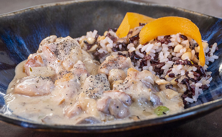 Лучшее горячее на Новый год. Фрикасе из курицы с грибами: затраты минимальны, но выглядит эффектно