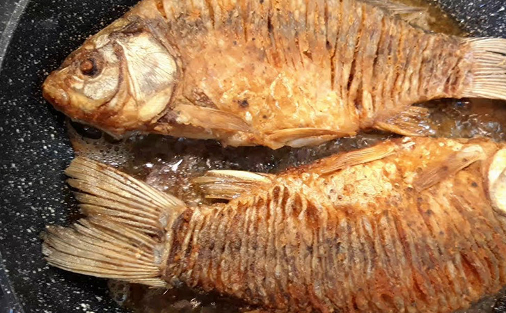 Как пожарить хрустящих карасей без косточек, и избежать запаха по всей квартире. Пошаговый гид