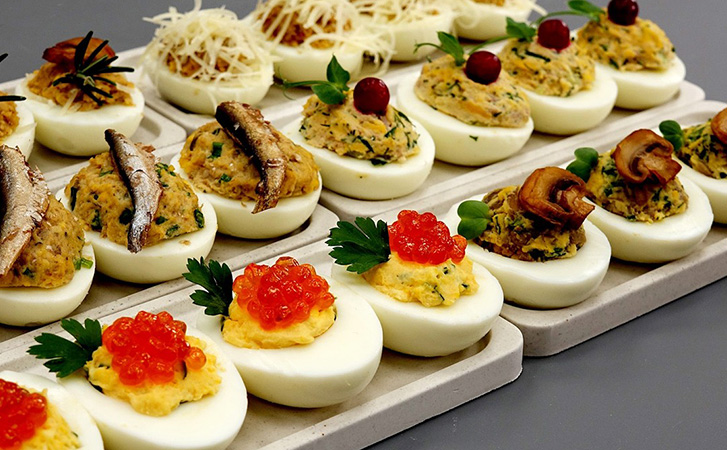 Как нафаршировать яйца к Новому году, чтобы смотрелось дорого: 4 разных рецепта