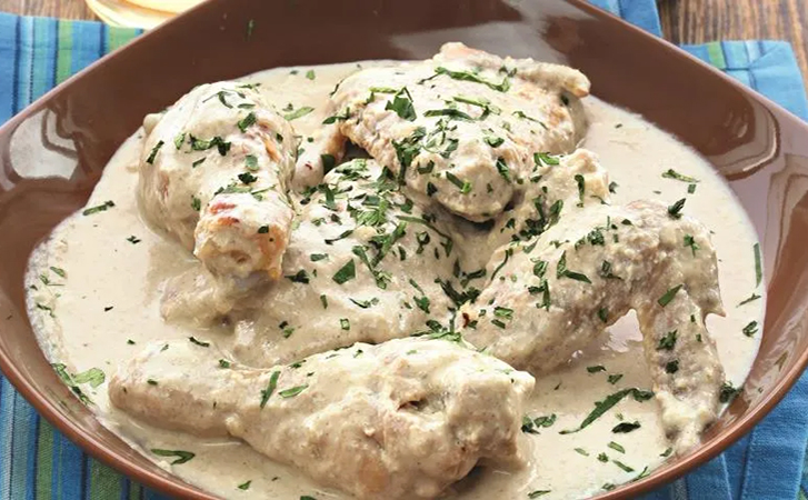 Рецепт дежурной подливы для всегда сочной курицы: сметана с чесноком и луком