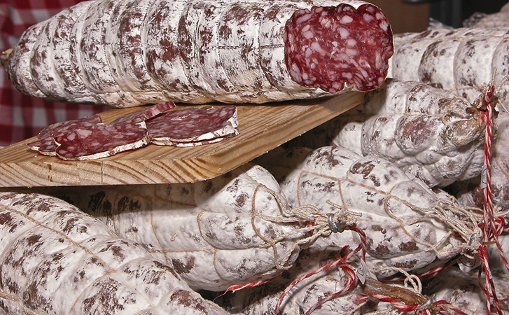 Домашняя копченая колбаса без оболочки по-неаполитански. Рецепт для обычной кухни