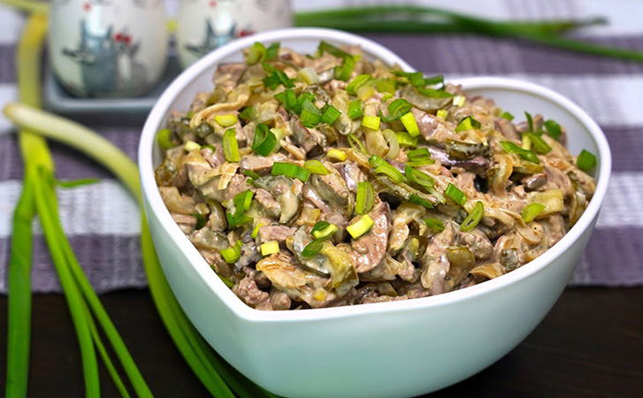 Всего 3 ингредиента, но такой салат вы не пробовали. Тут и блины, и нежная заправка, и почти без затрат