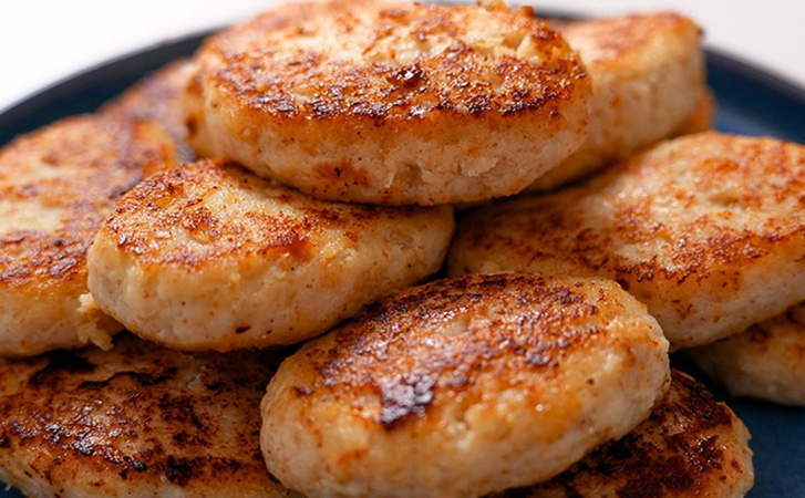 Сочный рецепт рыбных котлет совсем без запаха: вся тонкость в спрятанном внутри масле