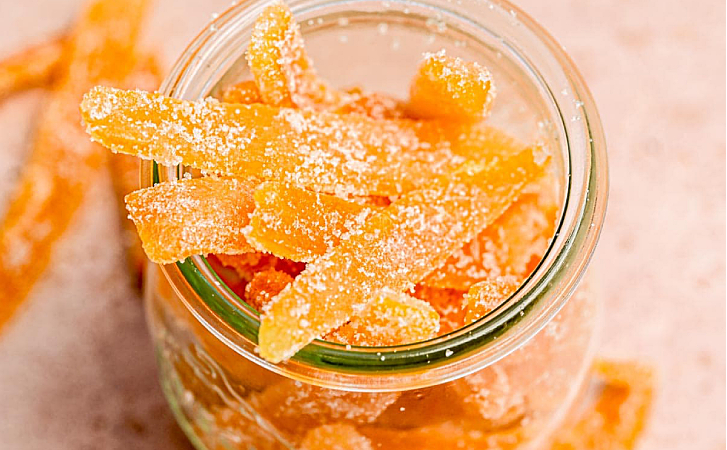 Кожуру апельсинов не выбросили, а сделали минутный десерт. Вместо конфет к чаю