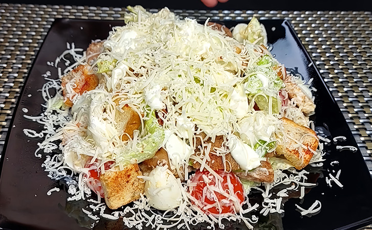 «Цезарь» на праздник: авторская версия без сухариков и соусом пармезано как в ресторане