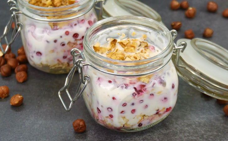 Завтрак готовится сам пока вы спите. Идеальная «ленивая овсянка» с йогуртом, орехами и ягодами