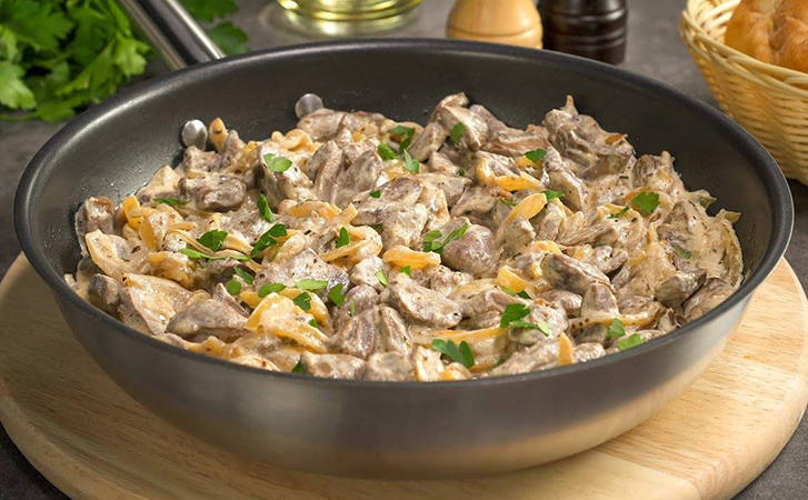 Праздник без хлопот и лишних трат: вместо дорогого горячего ставим гостям нежнейший гуляш