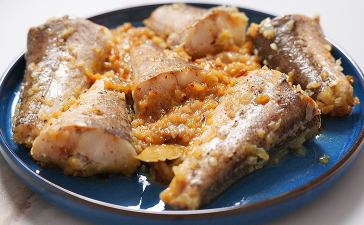Белая рыба по-еврейски. Даже хек станет вкуснее: все дело в луковом соусе