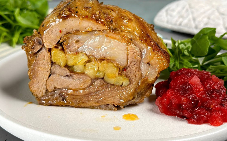 Монреальская свинина с особой начинкой: приготовили так, что тает во рту