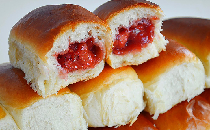 Пустили в пирожки мороженые ягоды. Начинка не потечет, а тесто не черствеет