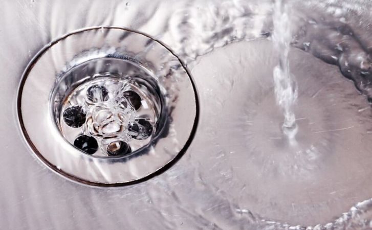 Чистим засор в раковине без едкой химии. Нужны сода, лимонная кислота и соль