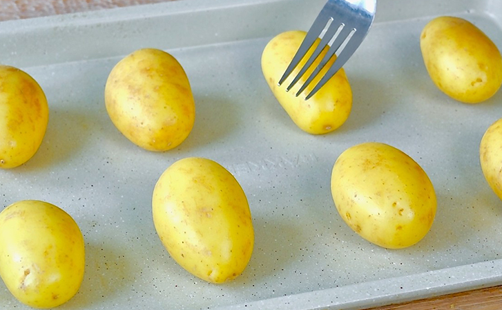 Давим картошку вилкой и добавляем нут: вкуснее мяса из-за чесночной заправки