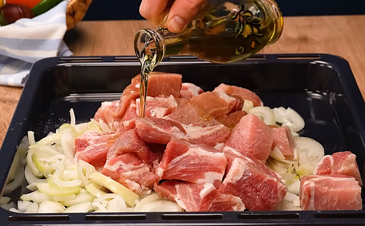 Запекаем в духовке мясо по принципу шашлыка. Будет нежно и ароматно, словно с мангала