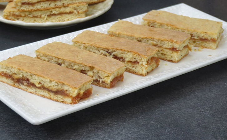 Стакан варенья и 30 минут: шикарный пирог на скорую руку, от которого дети в восторге